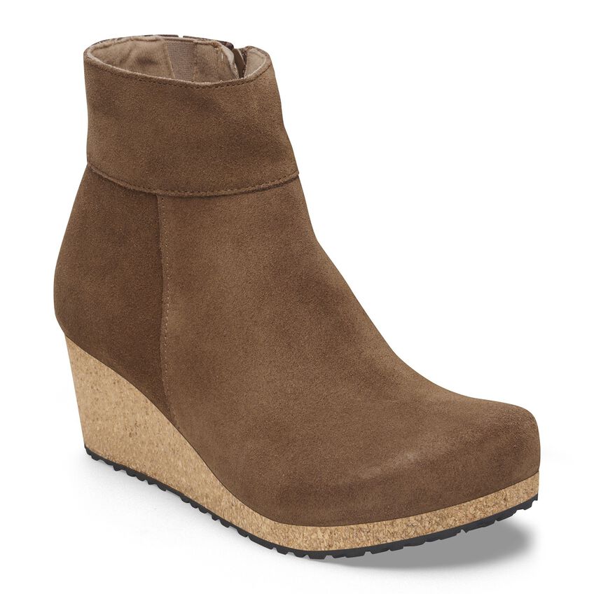 
                      
                        Ebba : Dark Tea Suede
                      
                    